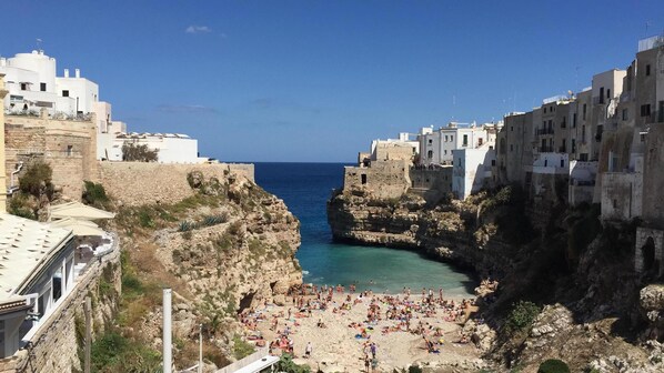 Beach nearby, sun loungers, beach towels
