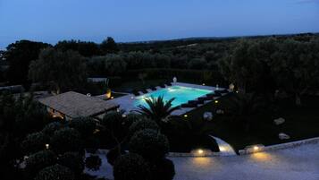 Utomhuspool och uppvÀrmd pool