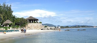 newly renovated 1-bedroom, 43 sqm, located in hearth of town and close to beach