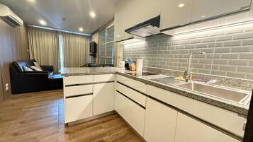 Réfrigérateur, micro-ondes, plaque de cuisson, bouilloire électrique