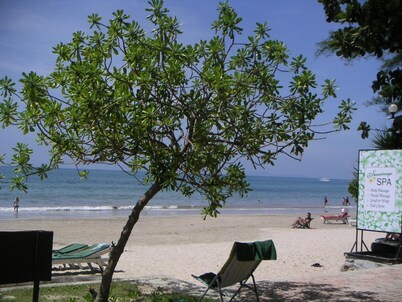 newly renovated 1-bedroom, 43 sqm, located in hearth of town and close to beach