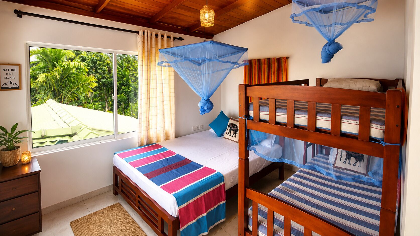 Une chambre à coucher comprenant un lit, un lit superposé, une fenêtre avec des rideaux, une table de chevet avec une lampe et une moustiquaire fixée au mur.