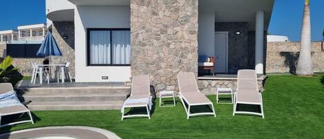 Utomhuspool och uppvärmd pool