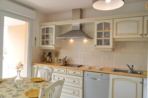 Fridge, microwave, oven, stovetop