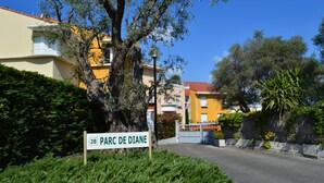 Opastekyltti, jossa lukee ”Parc de Diane”, ja taustalla näkyy rakennus.