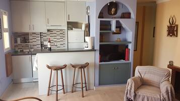 Una Smart TV, una chimenea, libros