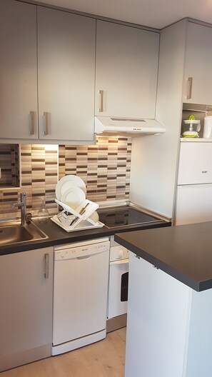 Fridge, microwave, oven, stovetop - Large sunny terrace, 6à m from the beach; large and comfortable (Fuengirola)