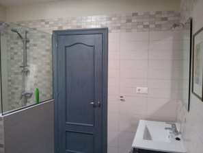 Douche, séchoir à cheveux, serviettes fournies, savon
