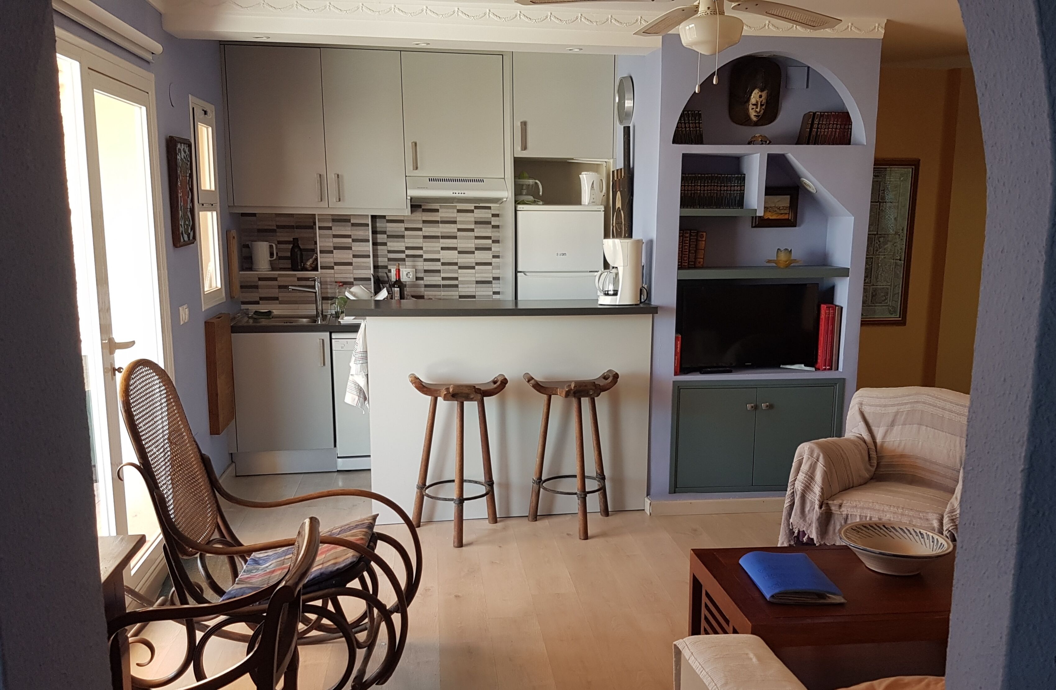 Una Smart TV, una chimenea, libros