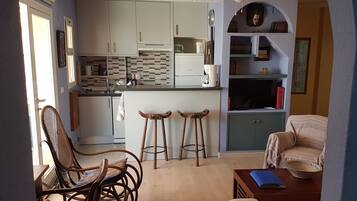 Una Smart TV, una chimenea, libros