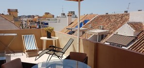 Outdoor dining - Large sunny terrace, 6à m from the beach; large and comfortable (Fuengirola)