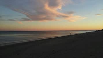 Ubicación cercana a la playa, tumbonas y toallas de playa