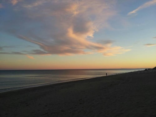 2 askeleen päässä rannasta, keskeinen, mukava, aurinkoinen terassi, rajoittamaton WiFi