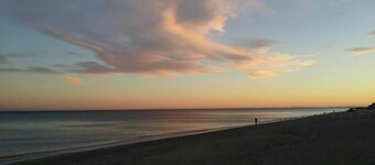 Large sunny terrace, 6à m from the beach; large and comfortable