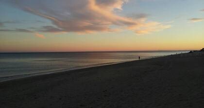 2 askeleen päässä rannasta, keskeinen, mukava, aurinkoinen terassi, rajoittamaton WiFi