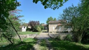 A rural pathway leading to stone buildings with a grassy area and trees on either side. - Mansion - BERGERAC (Bergerac)