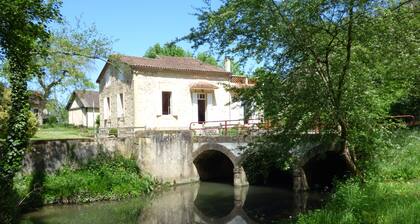 Moulin ruisseau et canal avec un parc boisé et prÚs sans voisins