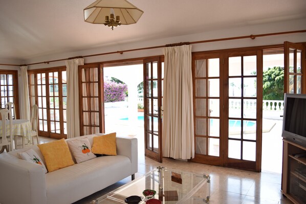 Een televisie, een dvd-speler en boeken