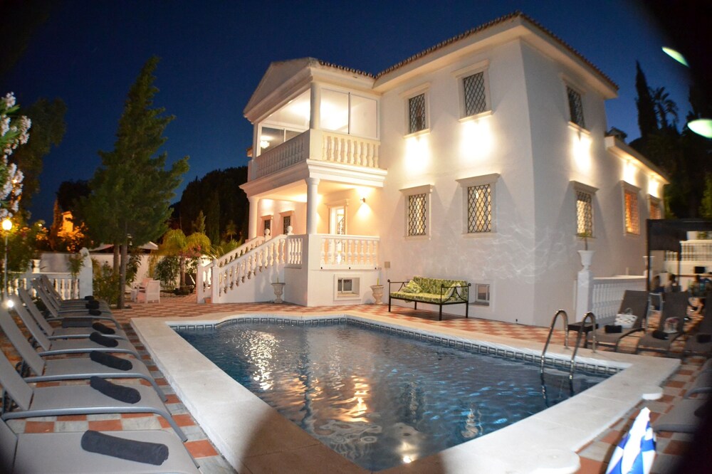 A luxury huge villa with 10 bedrooms close to Niky Beach and Banus