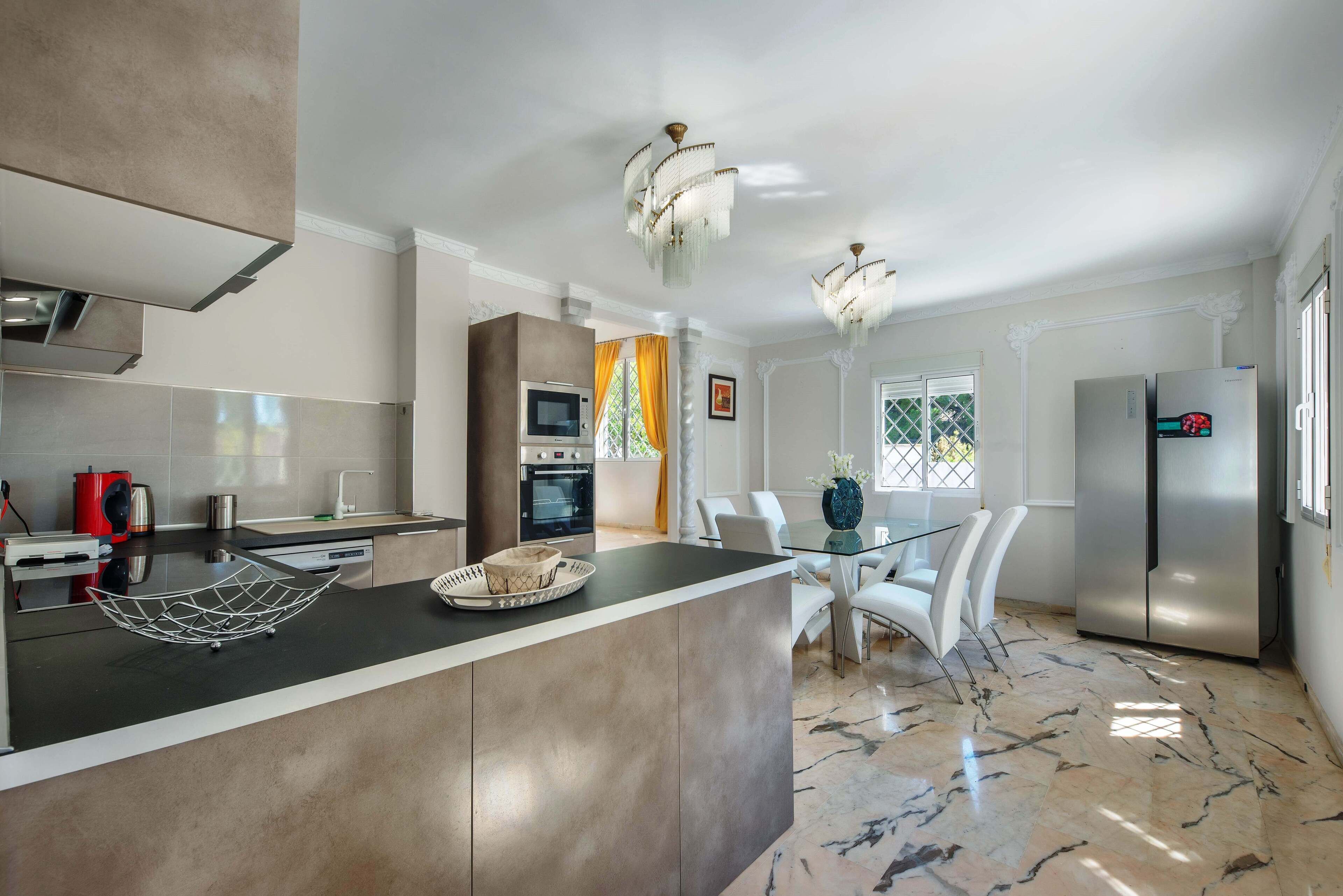  A luxury huge  villa with 10 bedrooms close to Niky Beach and  Banus