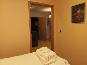 2 bedrooms, desk, soundproofing, iron/ironing board - Quiet 2 bedroom apartment, near wildlife, short or long rental available (Seltjarnarnes)