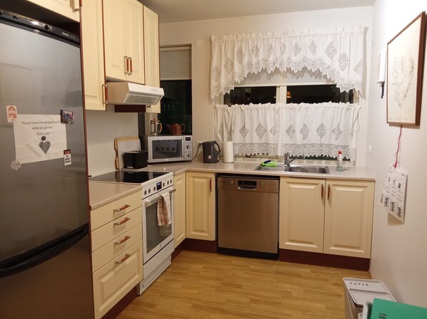 Fridge, microwave, oven, stovetop - Quiet 2 bedroom apartment, near wildlife, short or long rental available (Seltjarnarnes)
