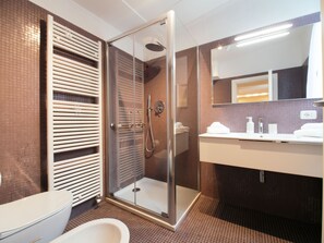 Bruser, hårtørrer, bidet, håndklæder