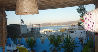 Maravillosa casa adosada de 3 dormitorios con impresionante terraza en la azotea + vista al mar en Kasbah