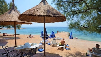 På stranden og solsenger