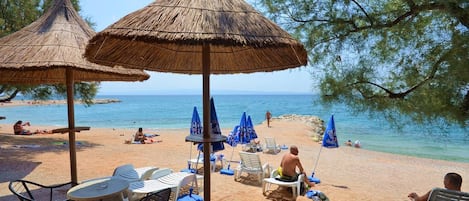 På stranden och solstolar