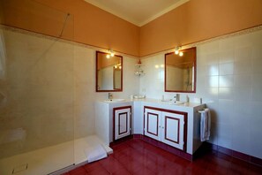 Tina con regadera, secadora de cabello, bidet, toallas