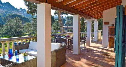 Private pool, sea view, only 700 m. from the beach.