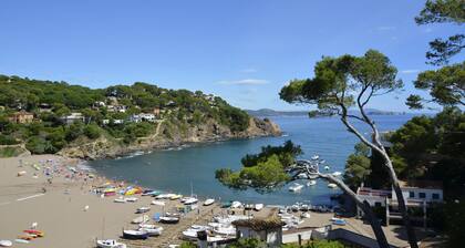 Private pool, sea view, only 700 m. from the beach.