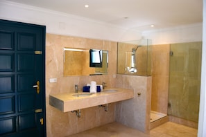 Combined shower/tub, hair dryer, towels
