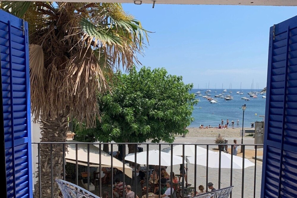 Spacious & charming apartment in Cadaques just a few steps away from the beach