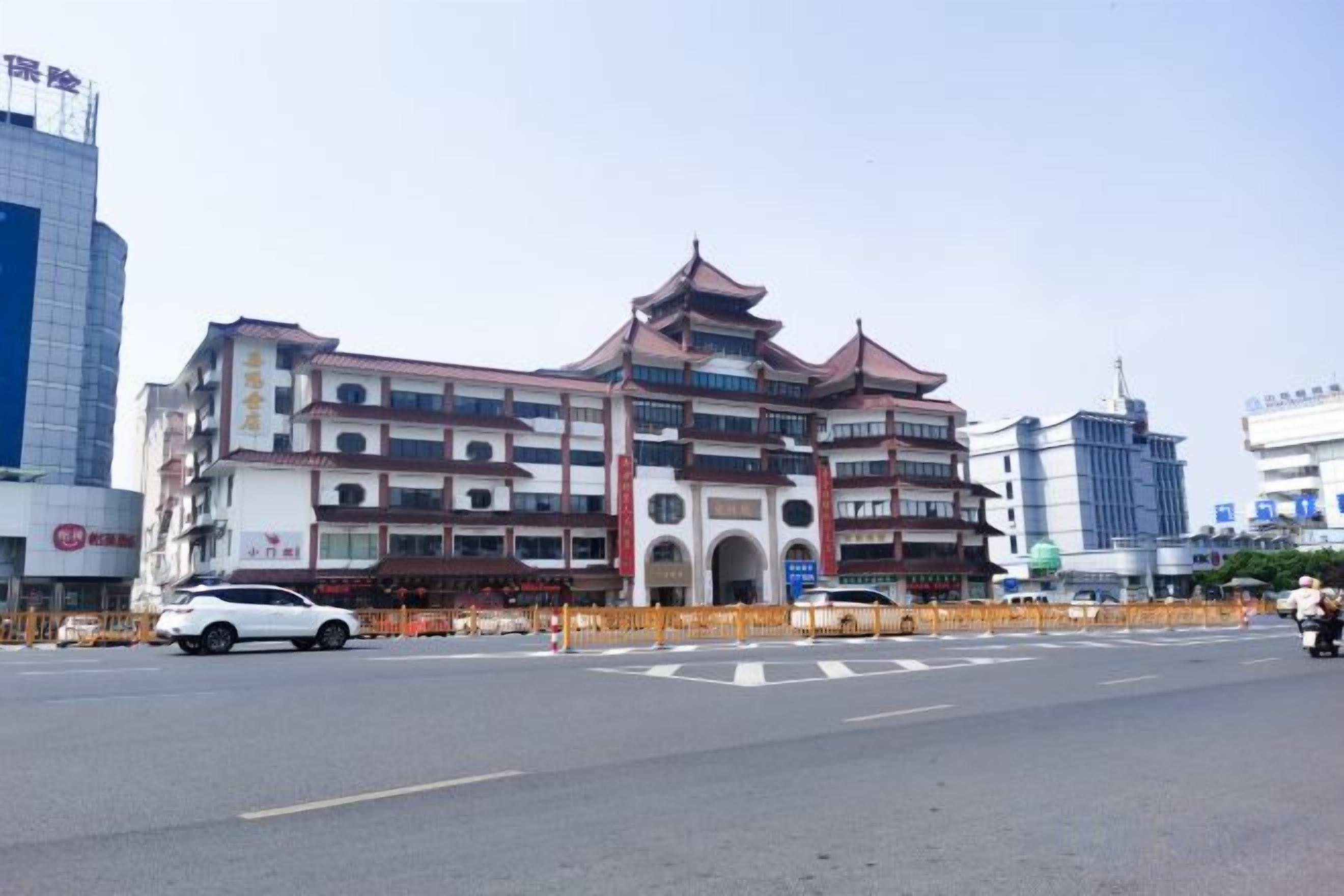 Un immeuble à plusieurs étages, doté d’une architecture traditionnelle, comprenant une cour intérieure et de nombreux balcons.