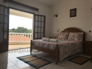 3 chambres, coffre-fort, fer et planche à repasser