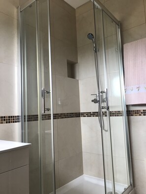 Ensemble baignoire-douche, séchoir à cheveux, bidet, serviettes fournies