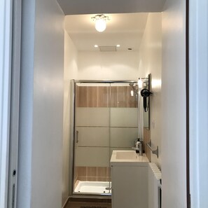 Douche, sĂšche-cheveux, serviettes fournies, savon