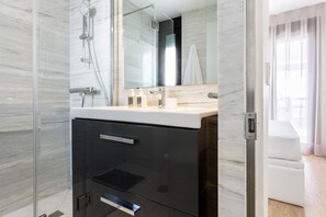 Regadera, regadera tipo lluvia, secadora de cabello, toallas 