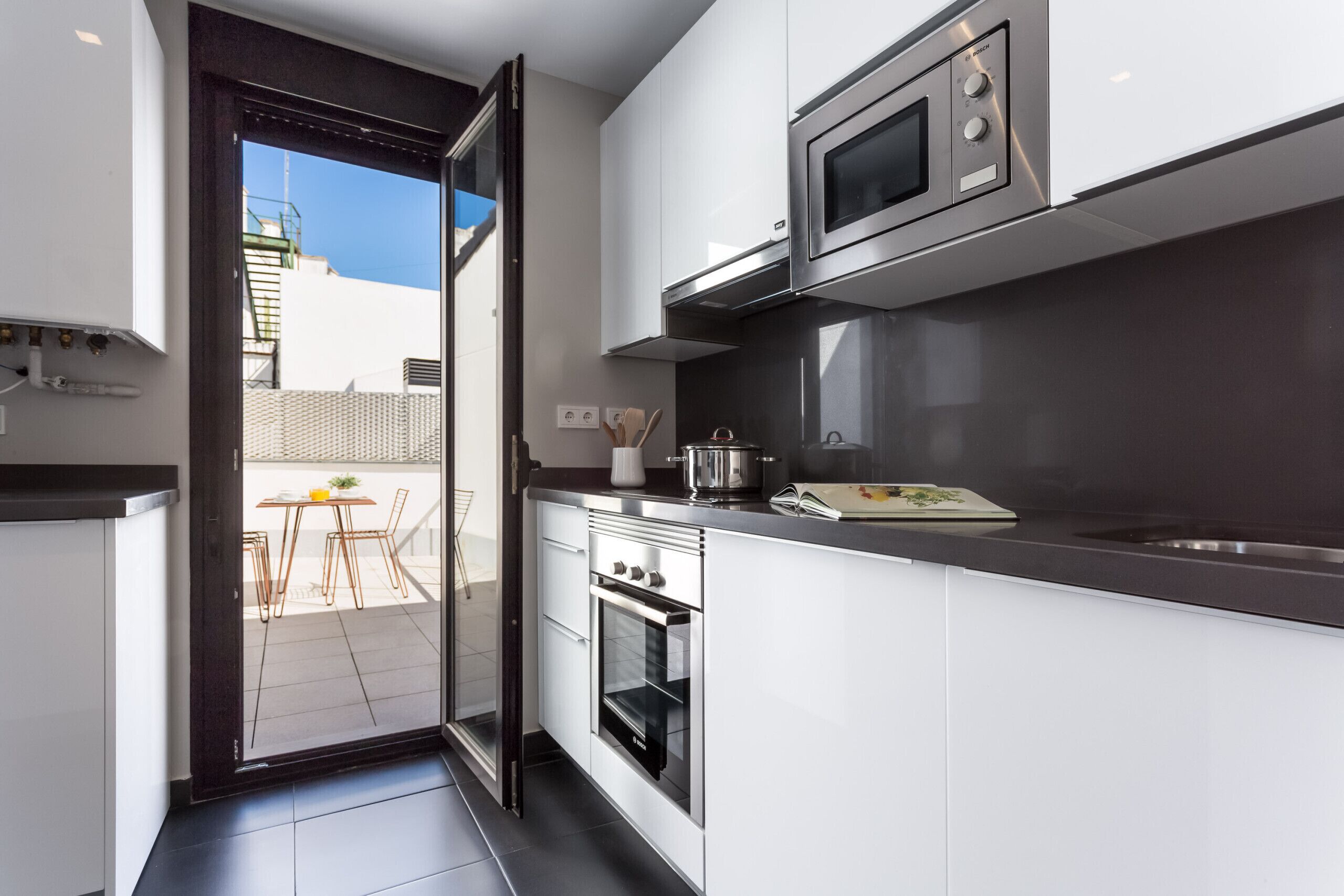 Een koelkast, een magnetron, een oven, een vaatwasser