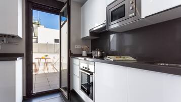 Een koelkast, een magnetron, een oven, een vaatwasser