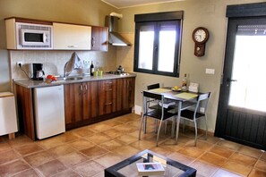 Fridge, microwave, dishwasher, coffee/tea maker - Apartment for 2 people in one place (A4) (Berzocana)