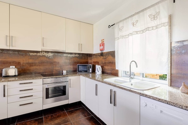 Coffee/tea maker, fridge, microwave, oven - Casa do Fontanário (Penafiel)