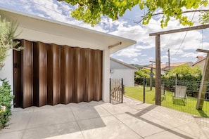A residential property with a covered patio area, a gated entrance, and a fenced backyard. - Casa do Fontanário (Penafiel)