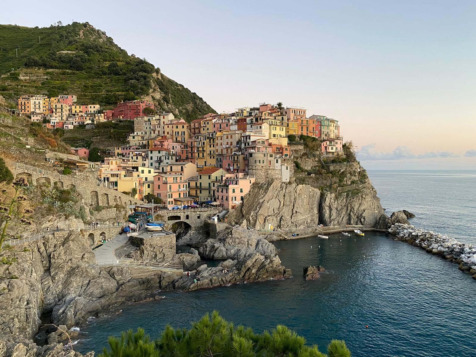 Un pittoresco villaggio costiero con edifici colorati arroccati su una scogliera con vista sul mare.