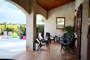 Terrace/patio - AIR-CONDITIONED VILLA WITH HEATED POOL AND HOT TUB (Aléria)