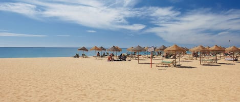 Ubicación cercana a la playa y tumbonas
