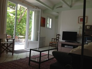 TV, DVD player, books, stereo