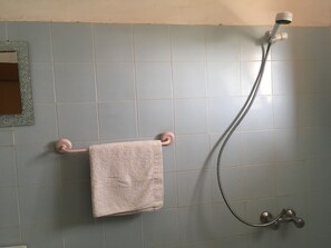 Bathroom shower - Hôtel La Citronnelle (Dakar)